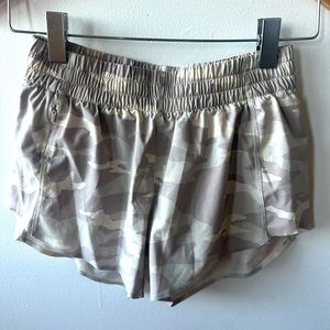 Athleta printed hustle 3” short taupe camo lux size XXS
